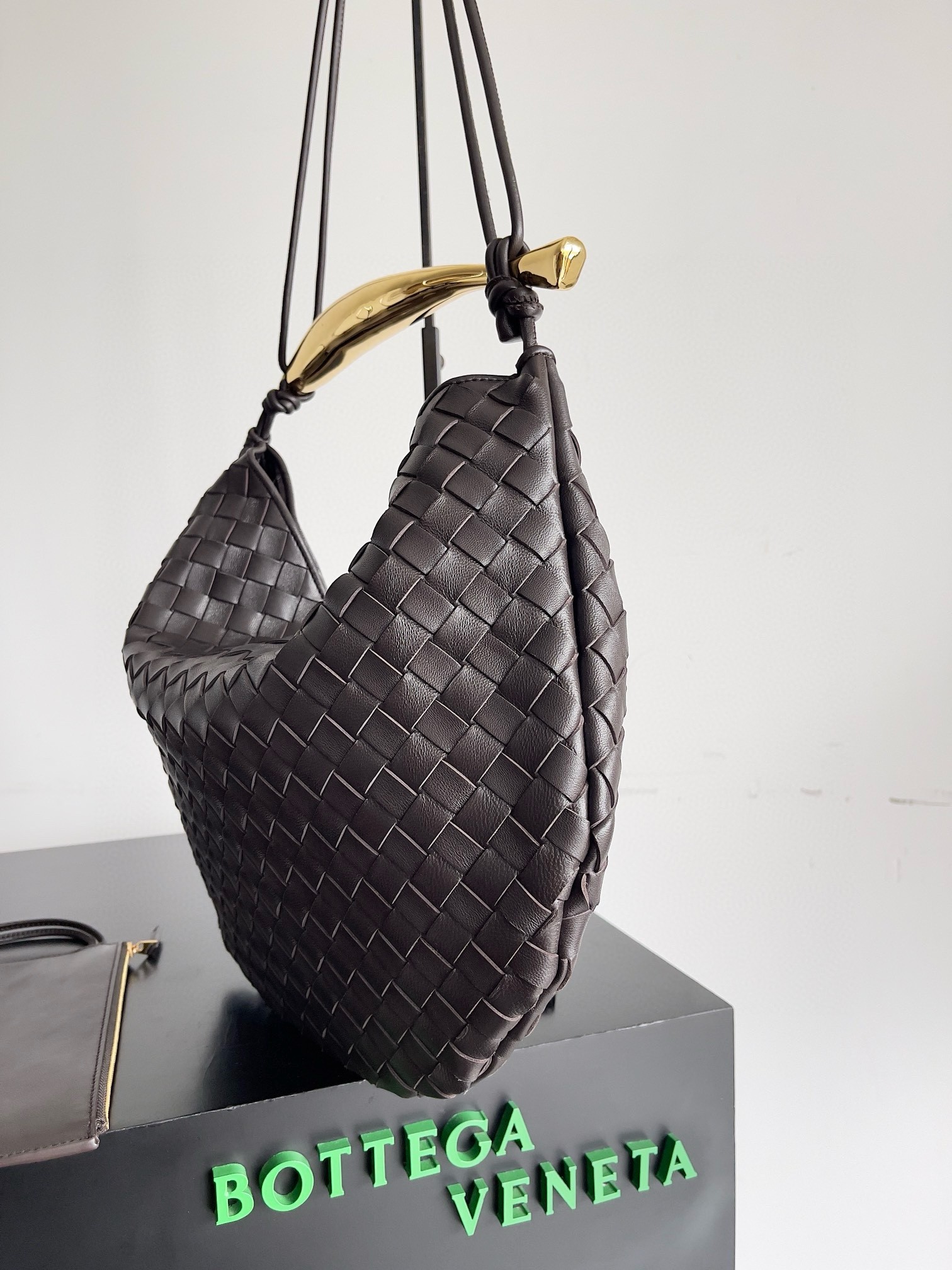 bo*te*ga Ve*ne*ta sardine medium bag in fondant intrecciato lambskin