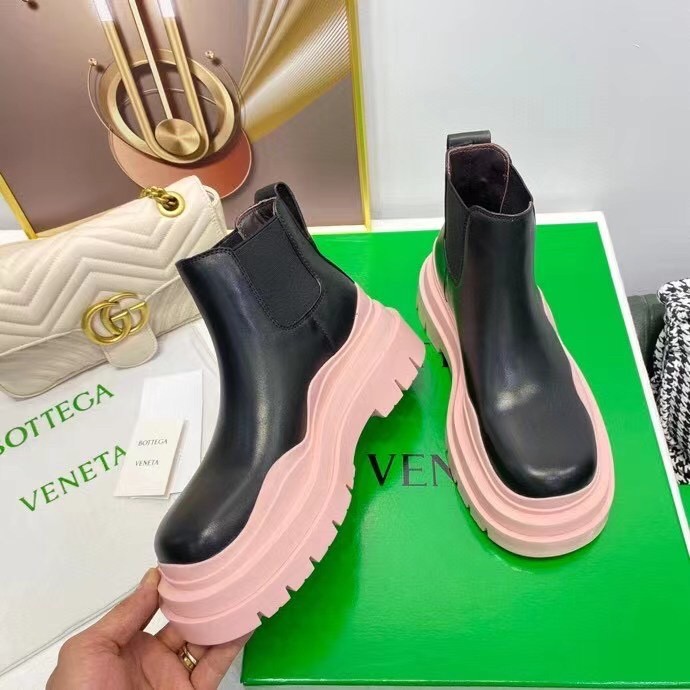 bo*te*ga Ve*ne*ta bv tire ankle boots with pink outsole
