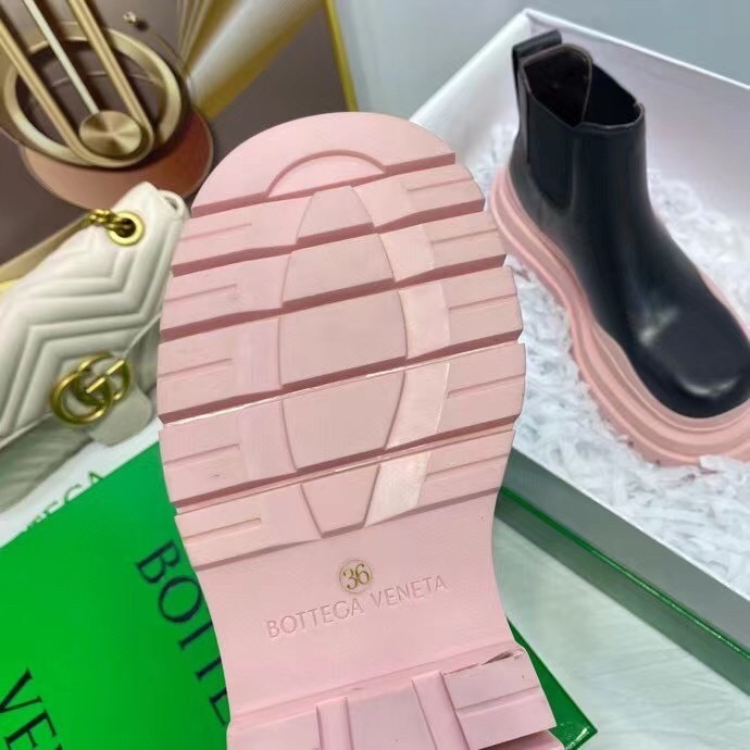 bo*te*ga Ve*ne*ta bv tire ankle boots with pink outsole
