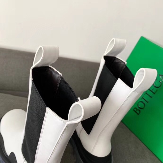 bo*te*ga Ve*ne*ta bv tire chelsea boots in white calfskin