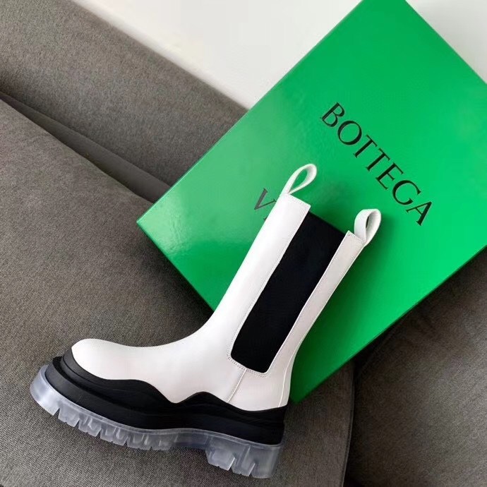 bo*te*ga Ve*ne*ta bv tire chelsea boots in white calfskin