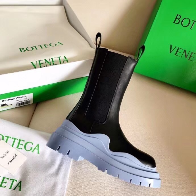 bo*te*ga Ve*ne*ta bv tire chelsea boots with blue outsole