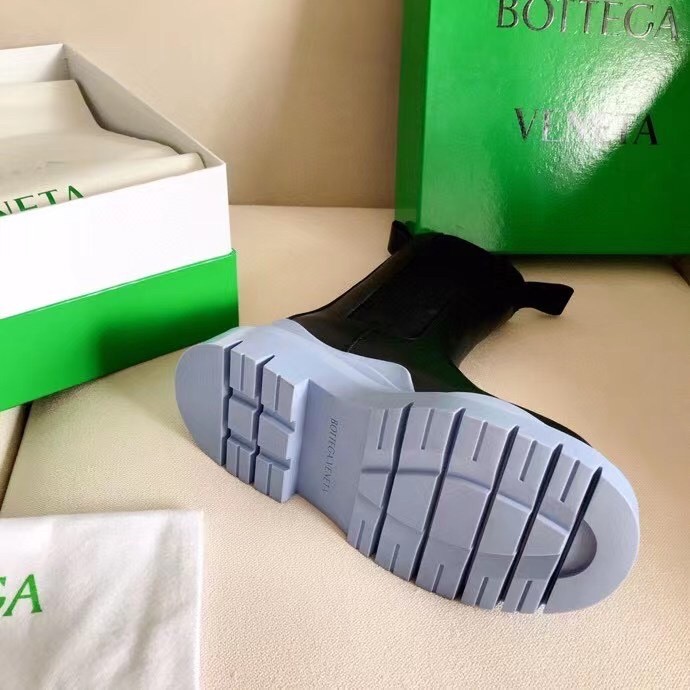 bo*te*ga Ve*ne*ta bv tire chelsea boots with blue outsole