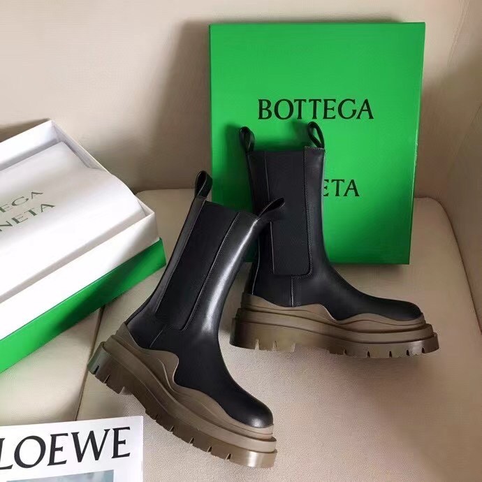 bo*te*ga Ve*ne*ta bv tire chelsea boots with brown outsole