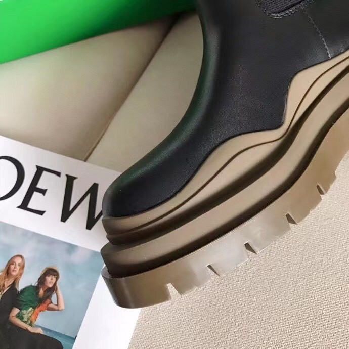 bo*te*ga Ve*ne*ta bv tire chelsea boots with brown outsole