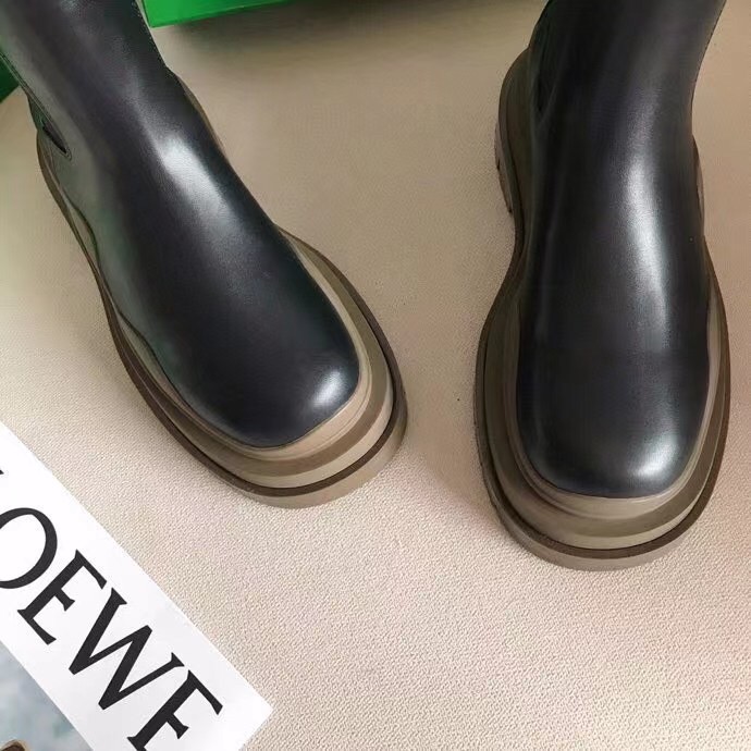 bo*te*ga Ve*ne*ta bv tire chelsea boots with brown outsole
