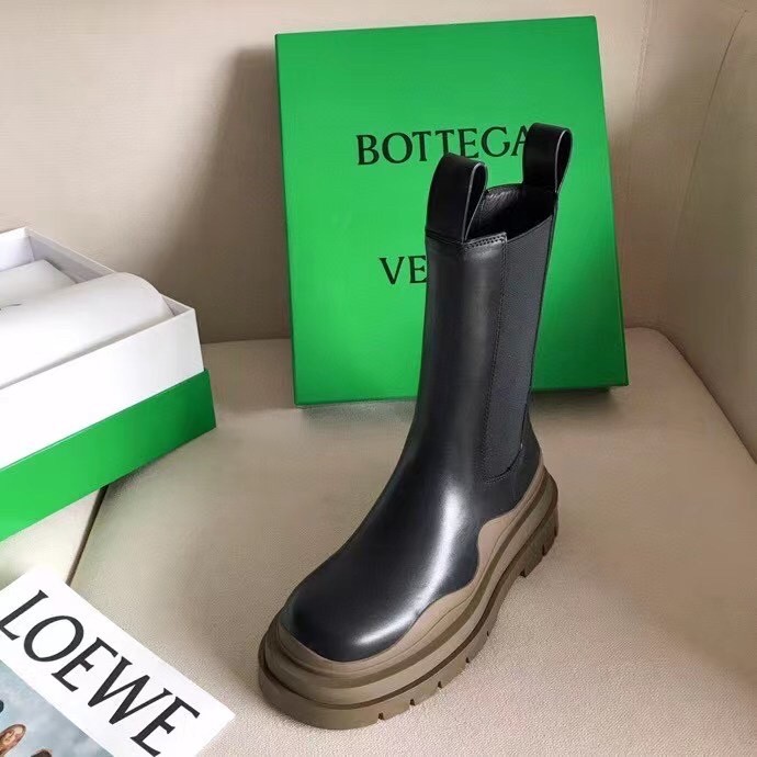 bo*te*ga Ve*ne*ta bv tire chelsea boots with brown outsole