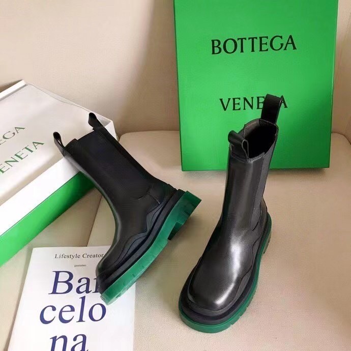 bo*te*ga Ve*ne*ta bv tire chelsea boots with green outsole