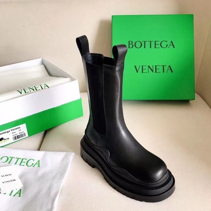 bo*te*ga Ve*ne*ta bv tire chelsea boots in black calfskin