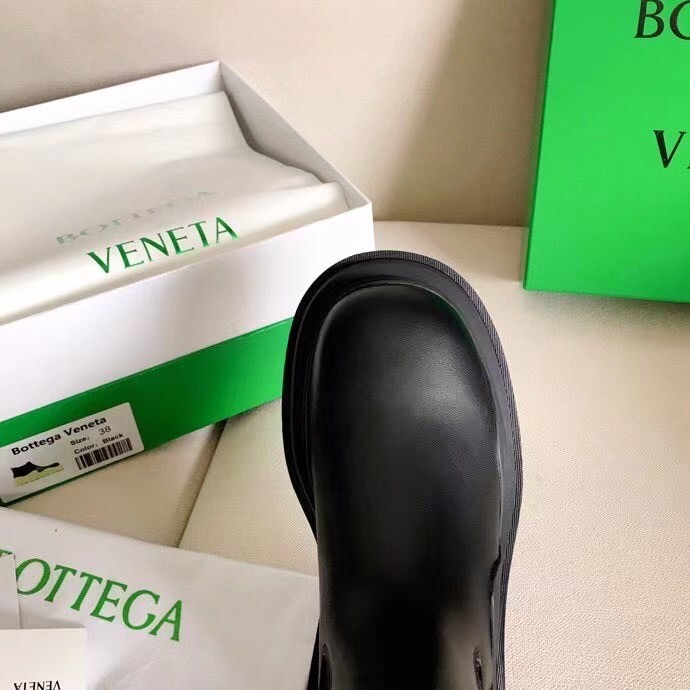 bo*te*ga Ve*ne*ta bv tire chelsea boots in black calfskin