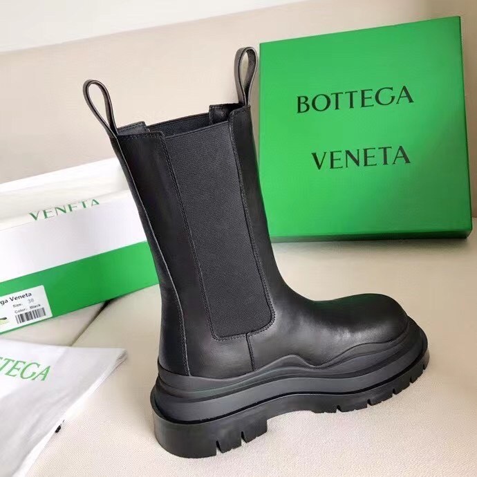 bo*te*ga Ve*ne*ta bv tire chelsea boots in black calfskin
