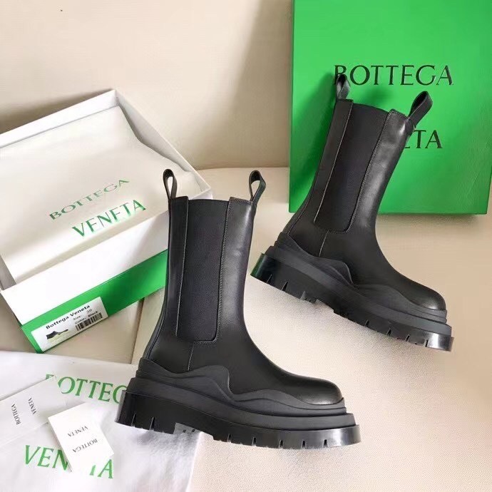 bo*te*ga Ve*ne*ta bv tire chelsea boots in black calfskin