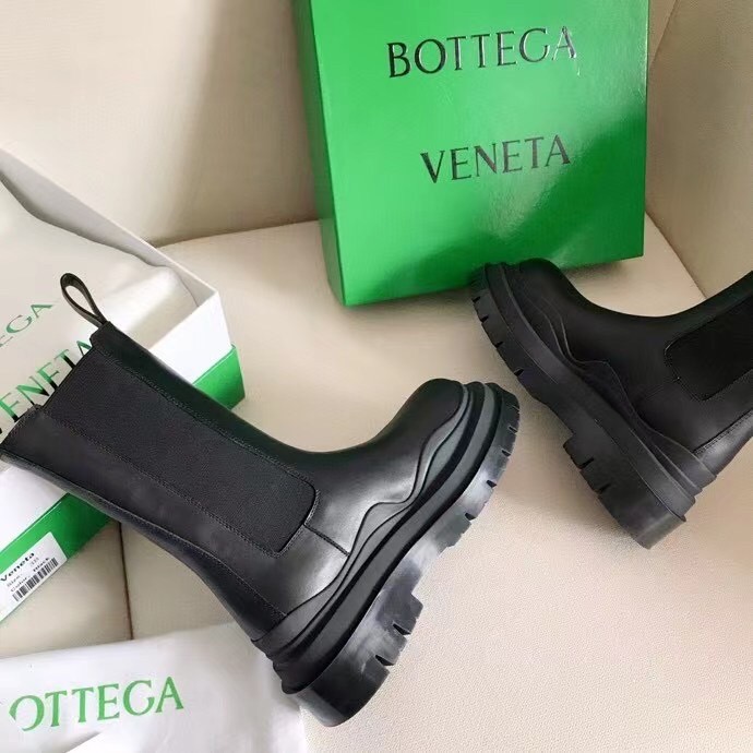 bo*te*ga Ve*ne*ta bv tire chelsea boots in black calfskin