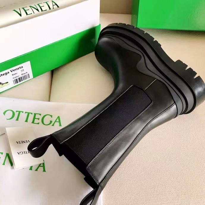 bo*te*ga Ve*ne*ta bv tire chelsea boots in black calfskin