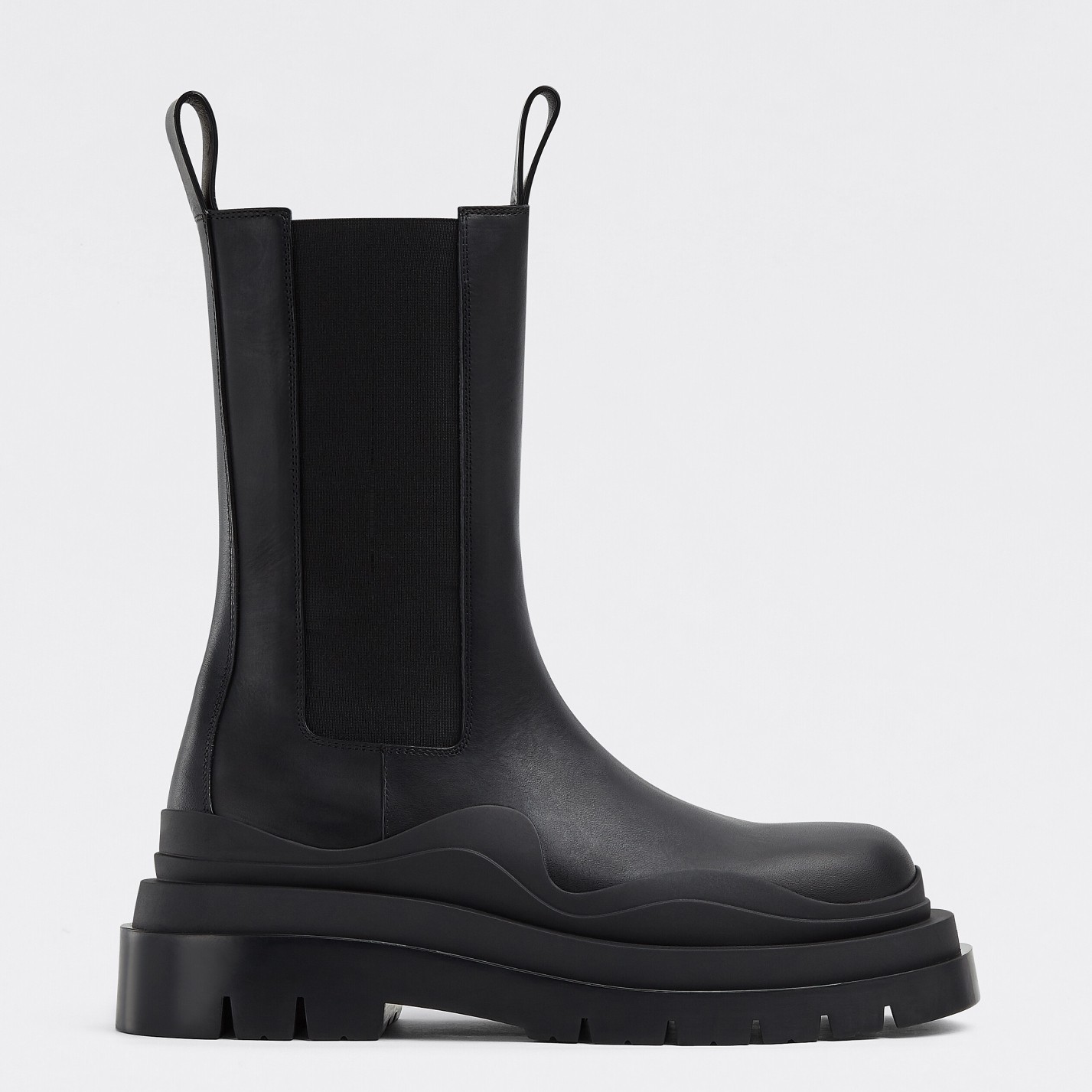 bo*te*ga Ve*ne*ta bv tire chelsea boots in black calfskin