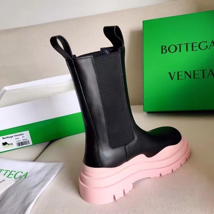 bo*te*ga Ve*ne*ta bv tire chelsea boots with pink outsole