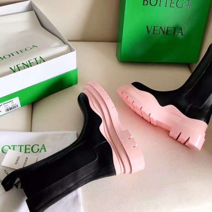 bo*te*ga Ve*ne*ta bv tire chelsea boots with pink outsole