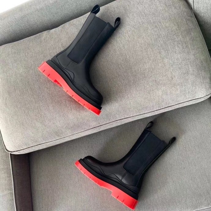bo*te*ga Ve*ne*ta bv tire chelsea boots with red outsole