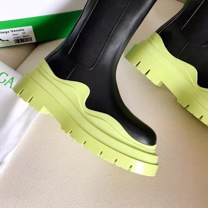 bo*te*ga Ve*ne*ta bv tire chelsea boots with yellow outsole