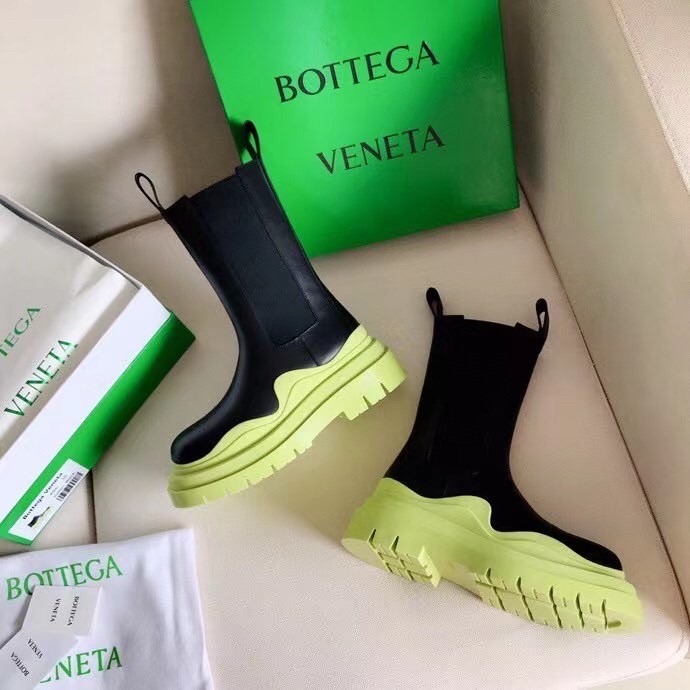 bo*te*ga Ve*ne*ta bv tire chelsea boots with yellow outsole