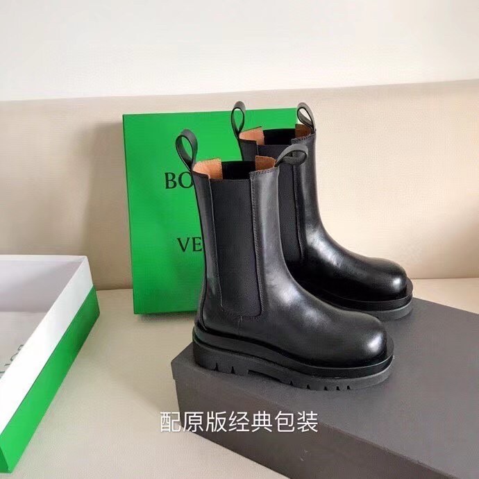 bo*te*ga Ve*ne*ta bv lug chelsea boots in black calfskin