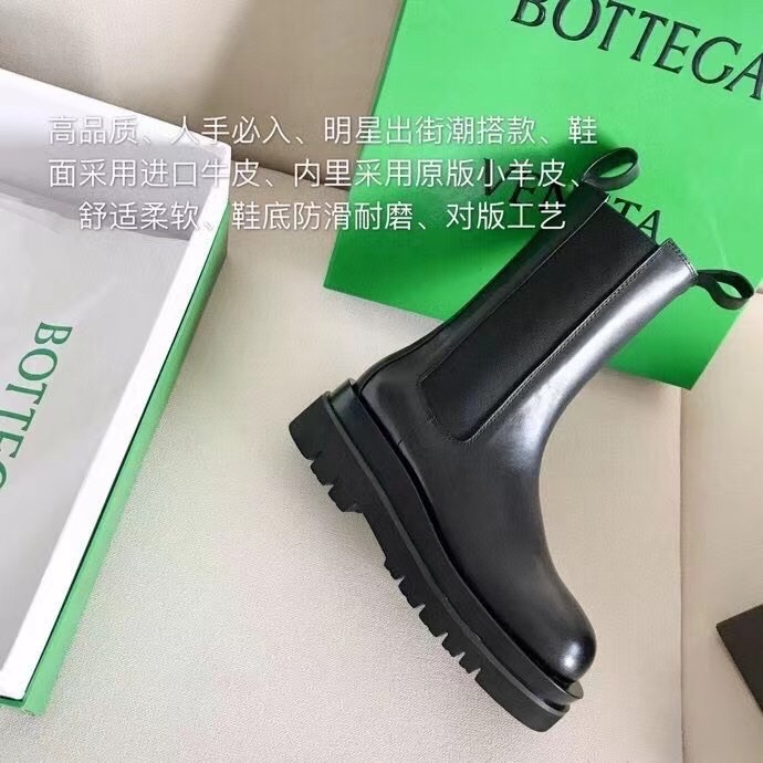 bo*te*ga Ve*ne*ta bv lug chelsea boots in black calfskin