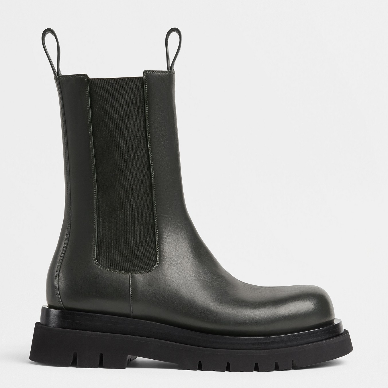bo*te*ga Ve*ne*ta bv lug chelsea boots in black calfskin