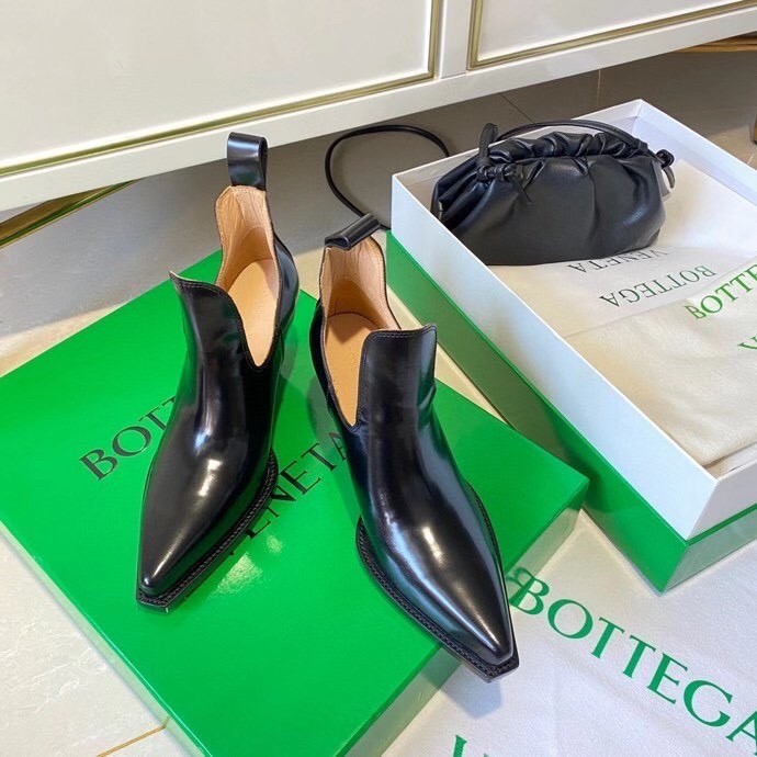 bo*te*ga Ve*ne*ta bv lean ankle boots in black calfskin