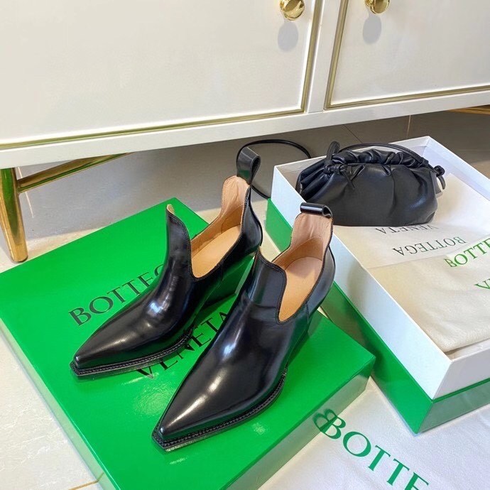 bo*te*ga Ve*ne*ta bv lean ankle boots in black calfskin