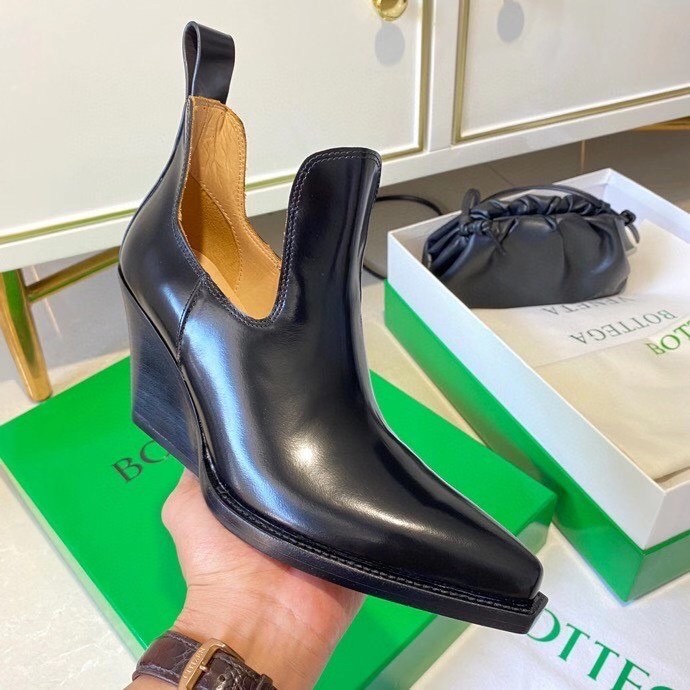 bo*te*ga Ve*ne*ta bv lean ankle boots in black calfskin