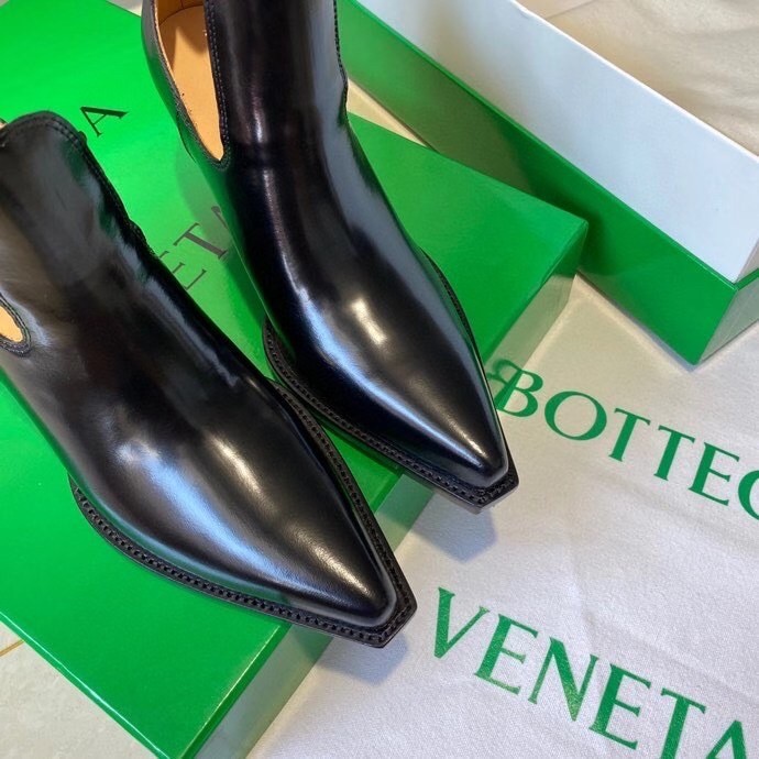 bo*te*ga Ve*ne*ta bv lean ankle boots in black calfskin