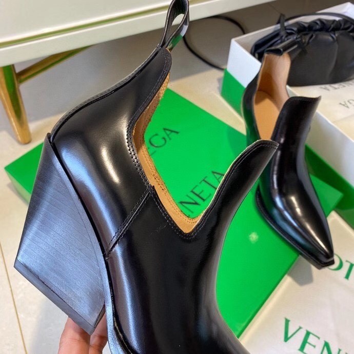 bo*te*ga Ve*ne*ta bv lean ankle boots in black calfskin