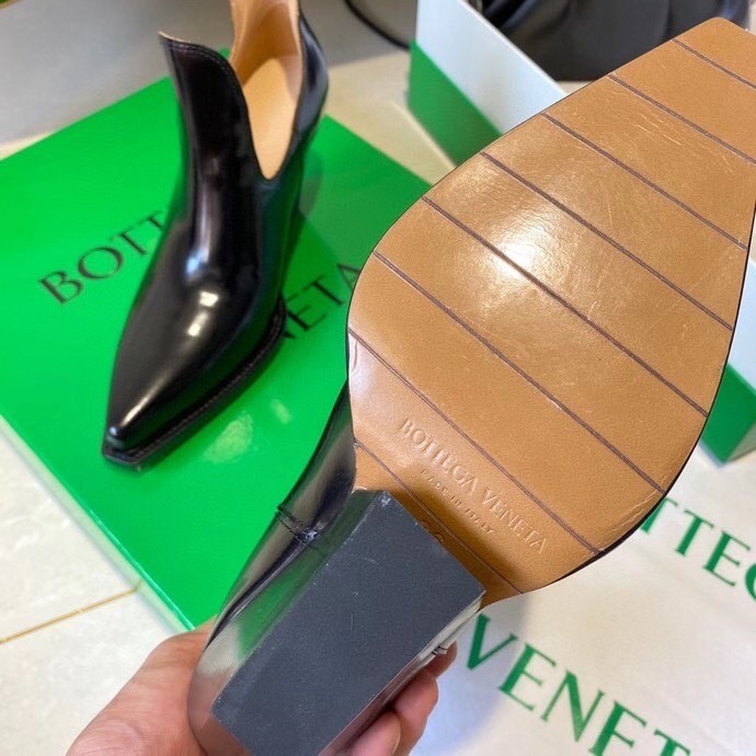 bo*te*ga Ve*ne*ta bv lean ankle boots in black calfskin