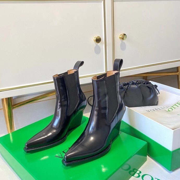 bo*te*ga Ve*ne*ta bv lean chelsea boots in black calfskin