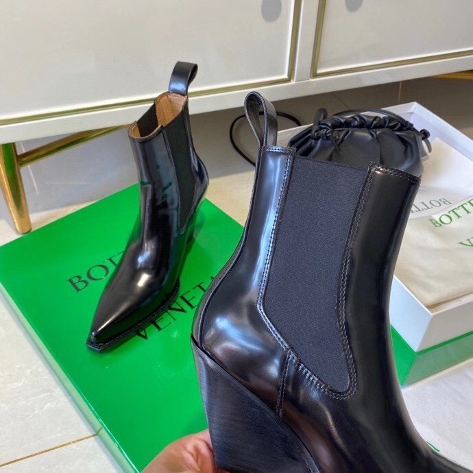 bo*te*ga Ve*ne*ta bv lean chelsea boots in black calfskin