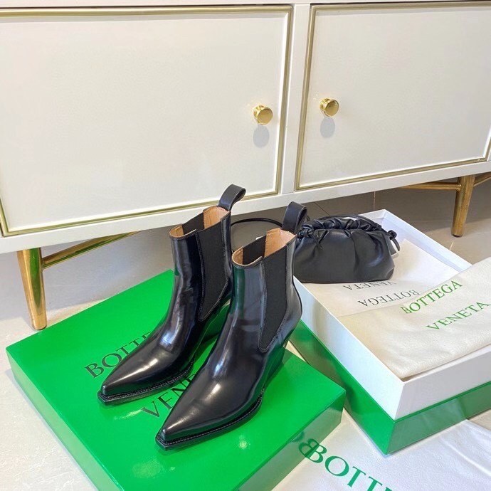 bo*te*ga Ve*ne*ta bv lean chelsea boots in black calfskin