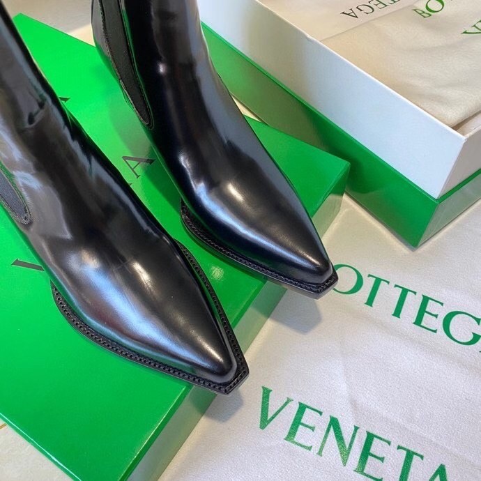 bo*te*ga Ve*ne*ta bv lean chelsea boots in black calfskin