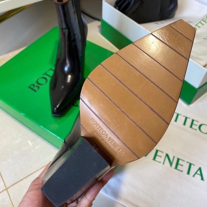 bo*te*ga Ve*ne*ta bv lean chelsea boots in black calfskin