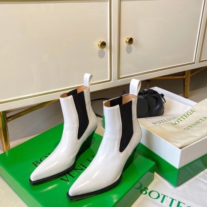 bo*te*ga Ve*ne*ta bv lean chelsea boots in white calfskin
