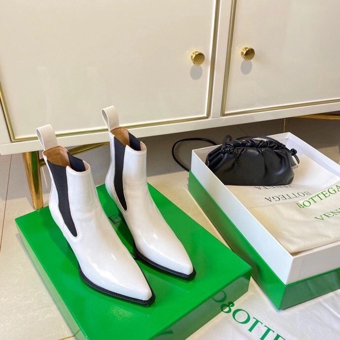 bo*te*ga Ve*ne*ta bv lean chelsea boots in white calfskin