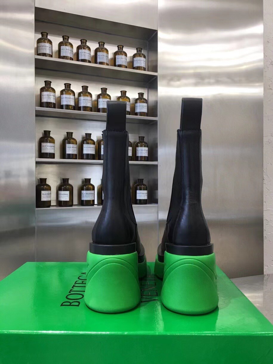 bo*te*ga Ve*ne*ta flash chelsea boots with green outsole