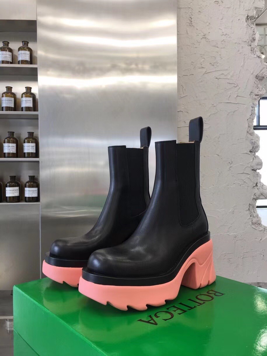 bo*te*ga Ve*ne*ta flash chelsea boots with pink outsole