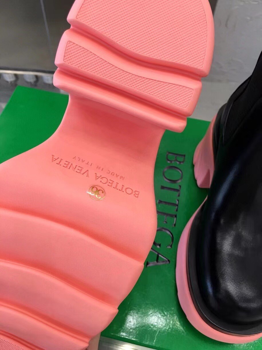 bo*te*ga Ve*ne*ta flash chelsea boots with pink outsole