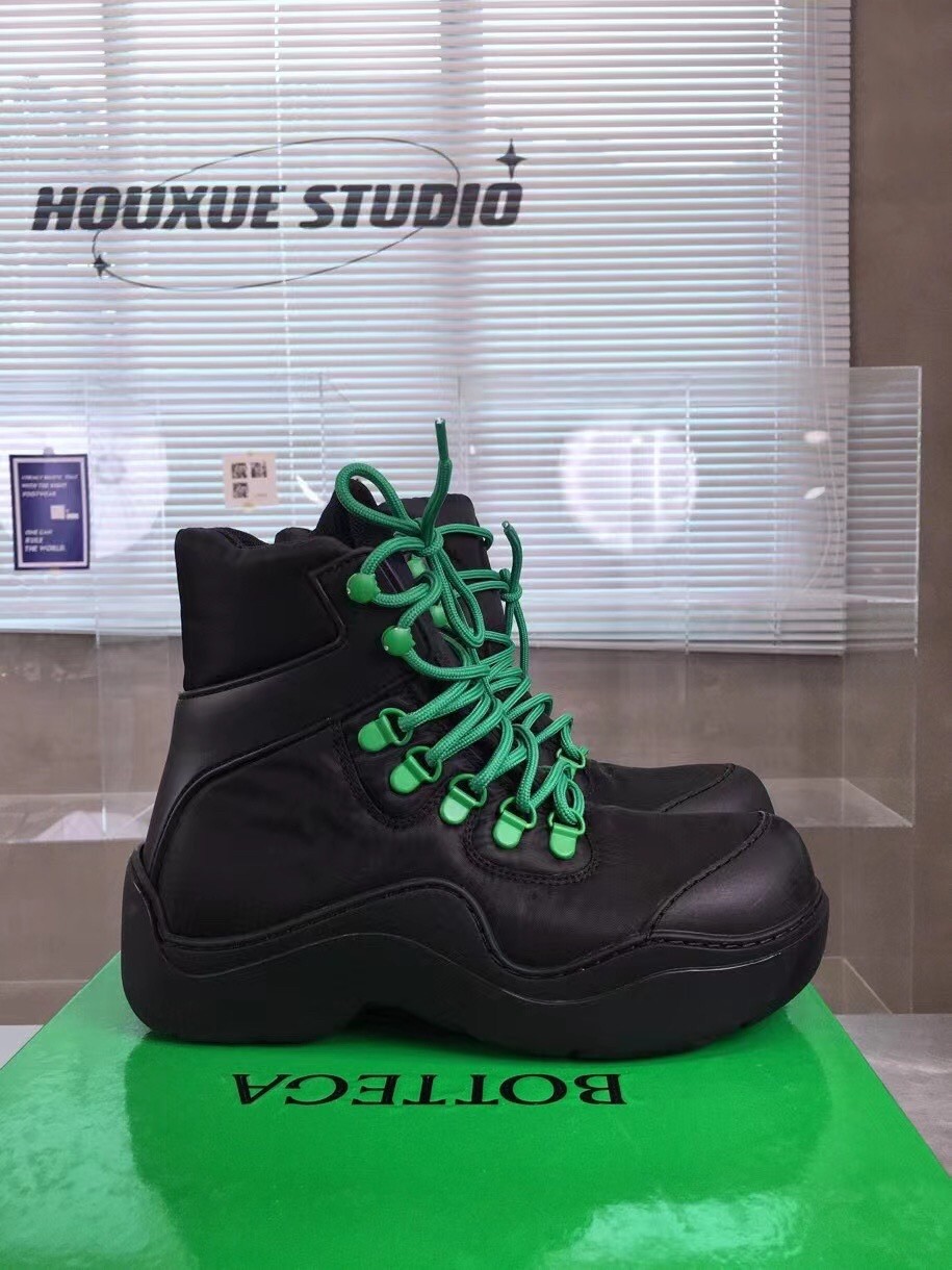 bo*te*ga Ve*ne*ta puddle bomber ankle boots in black fabric