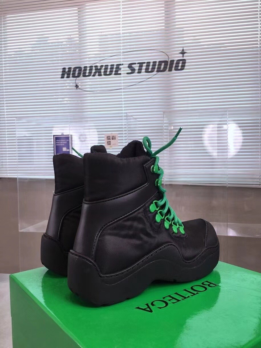 bo*te*ga Ve*ne*ta puddle bomber ankle boots in black fabric