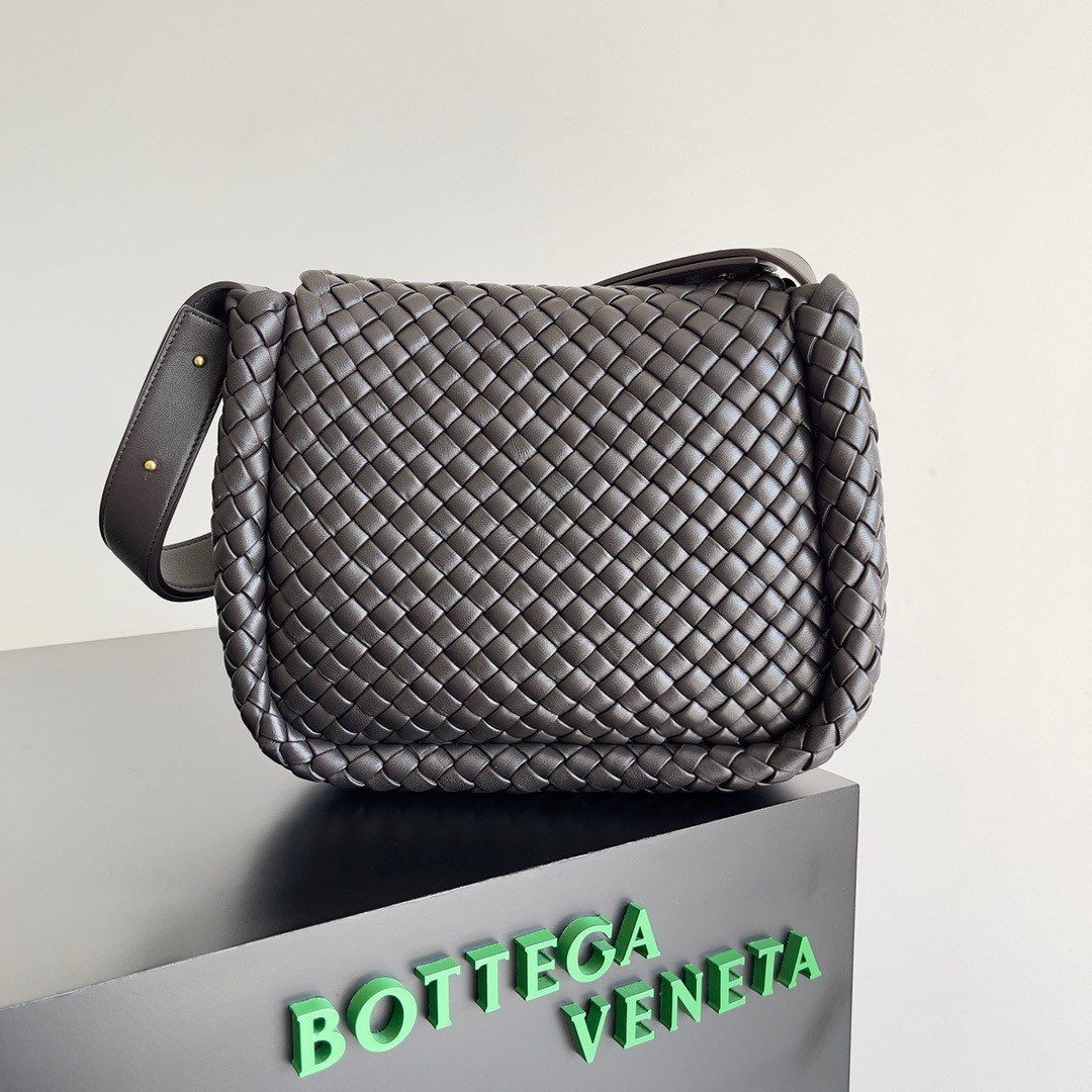 bo*te*ga Ve*ne*ta cobble small bag in fondant intrecciato leather