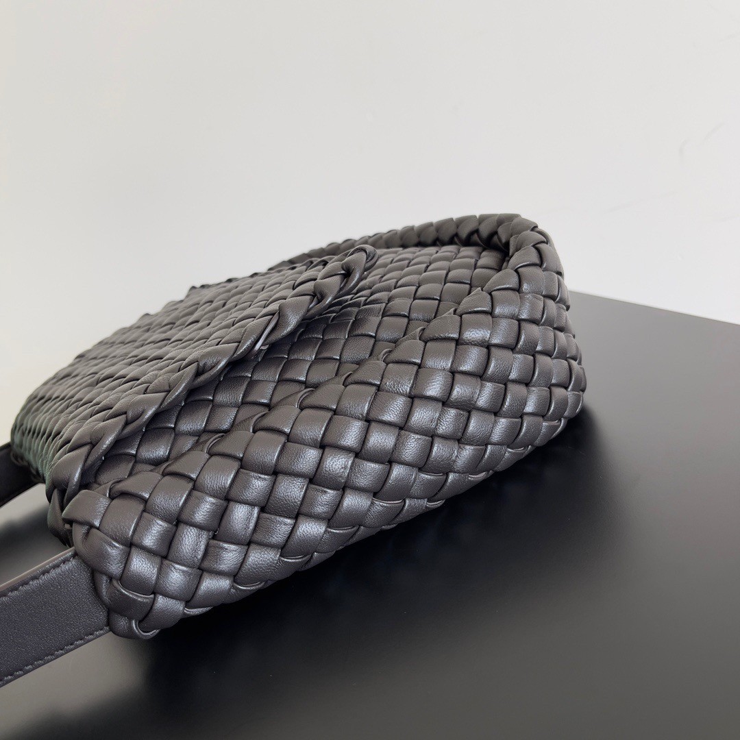 bo*te*ga Ve*ne*ta cobble small bag in fondant intrecciato leather