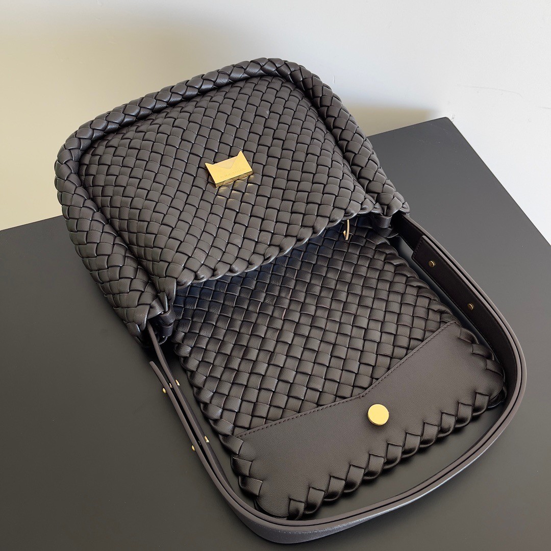 bo*te*ga Ve*ne*ta cobble small bag in fondant intrecciato leather