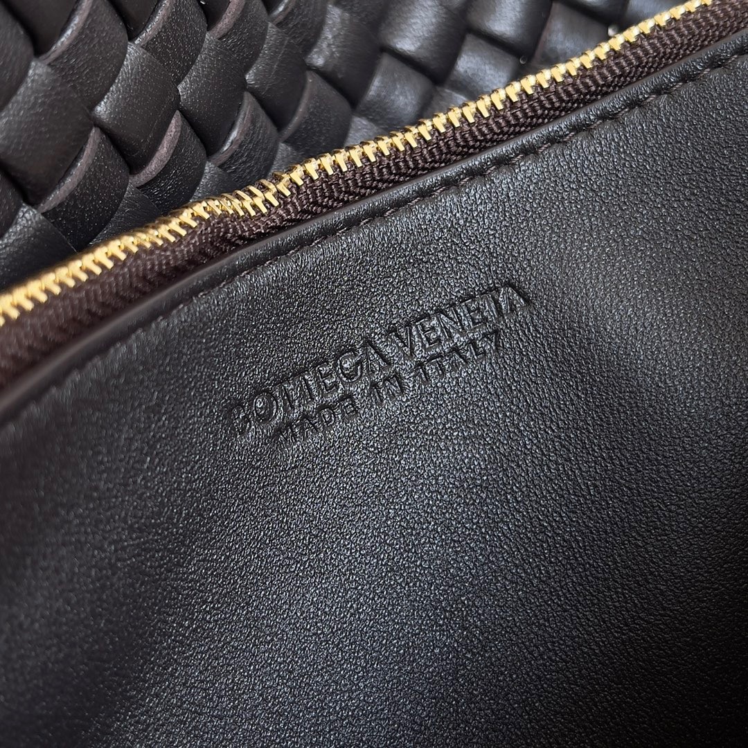 bo*te*ga Ve*ne*ta cobble small bag in fondant intrecciato leather