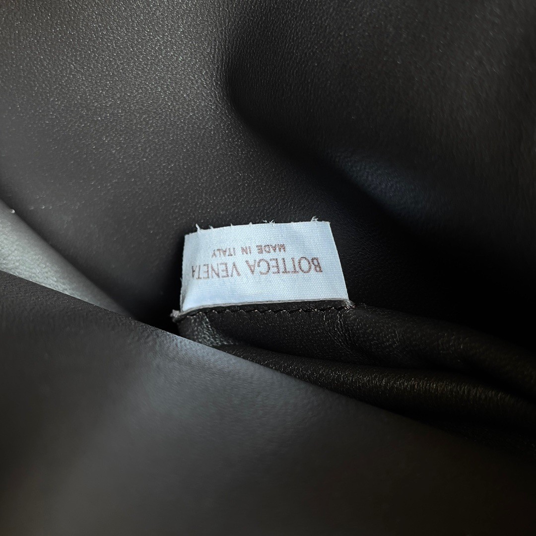 bo*te*ga Ve*ne*ta cobble small bag in fondant intrecciato leather